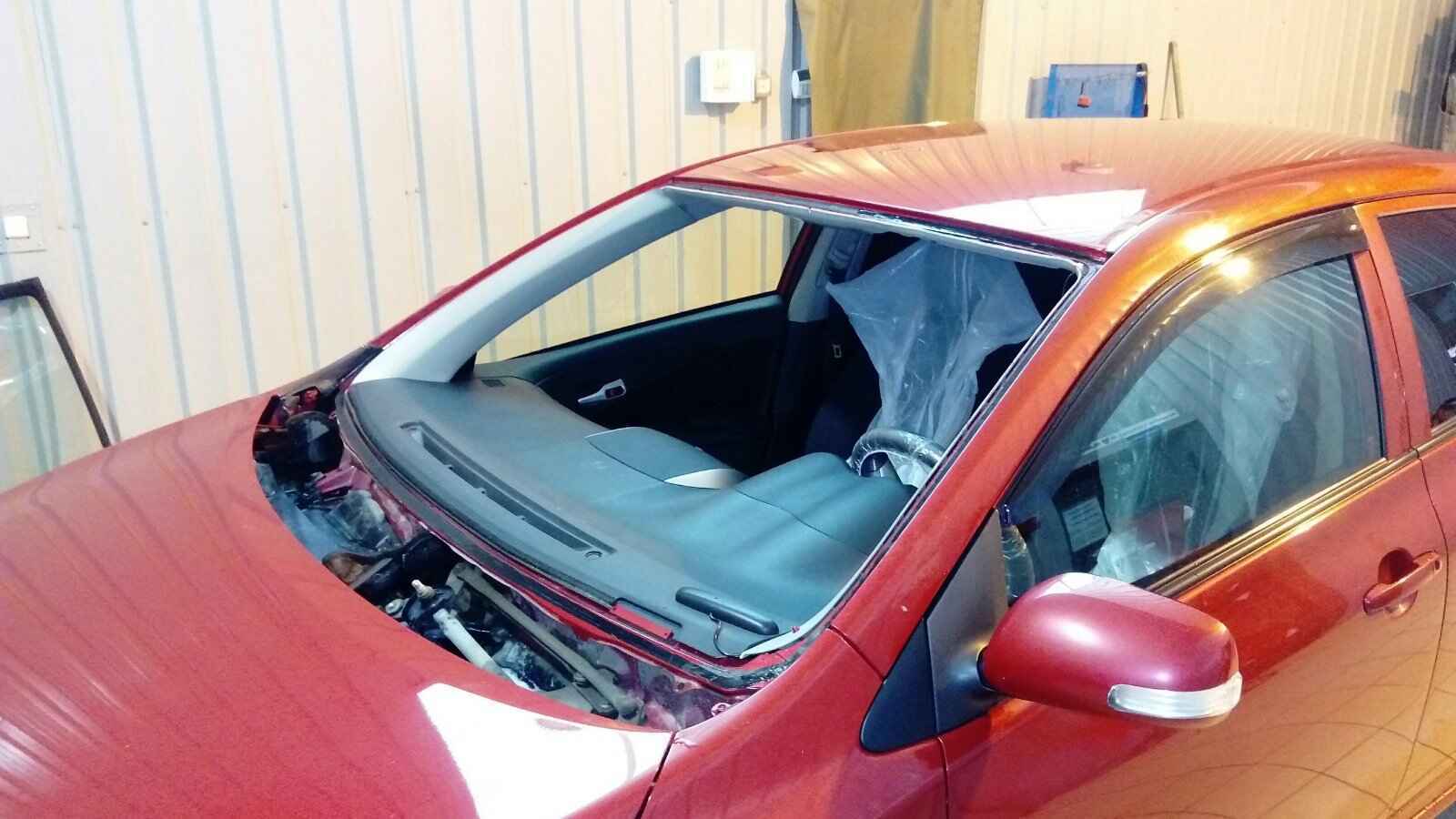 фото замена лобового стекла тойота в автосервисе