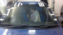 Осмотр стекол автомобиля изнутри